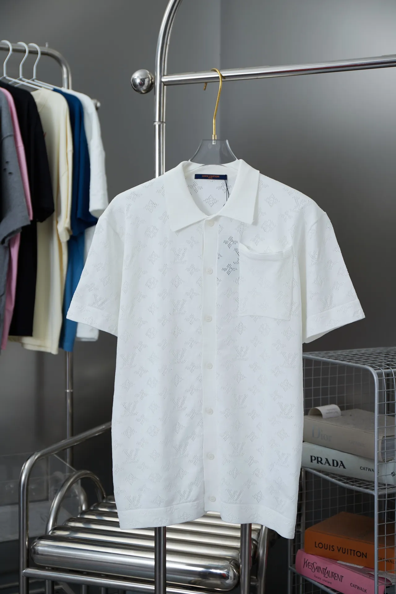 🅿️240 high-quality LV Louis 2025 spring and summer new, hollow jacquard knitted cardigan, the fabric is made of 150D/48F polyester special-shaped optical long fiber thread ➕40 count double-ply ring-spun pure cotton yarn, woven with a 24-needle cylindrical jacquard loom imported from Italy, the upper body is more textured S M L XL